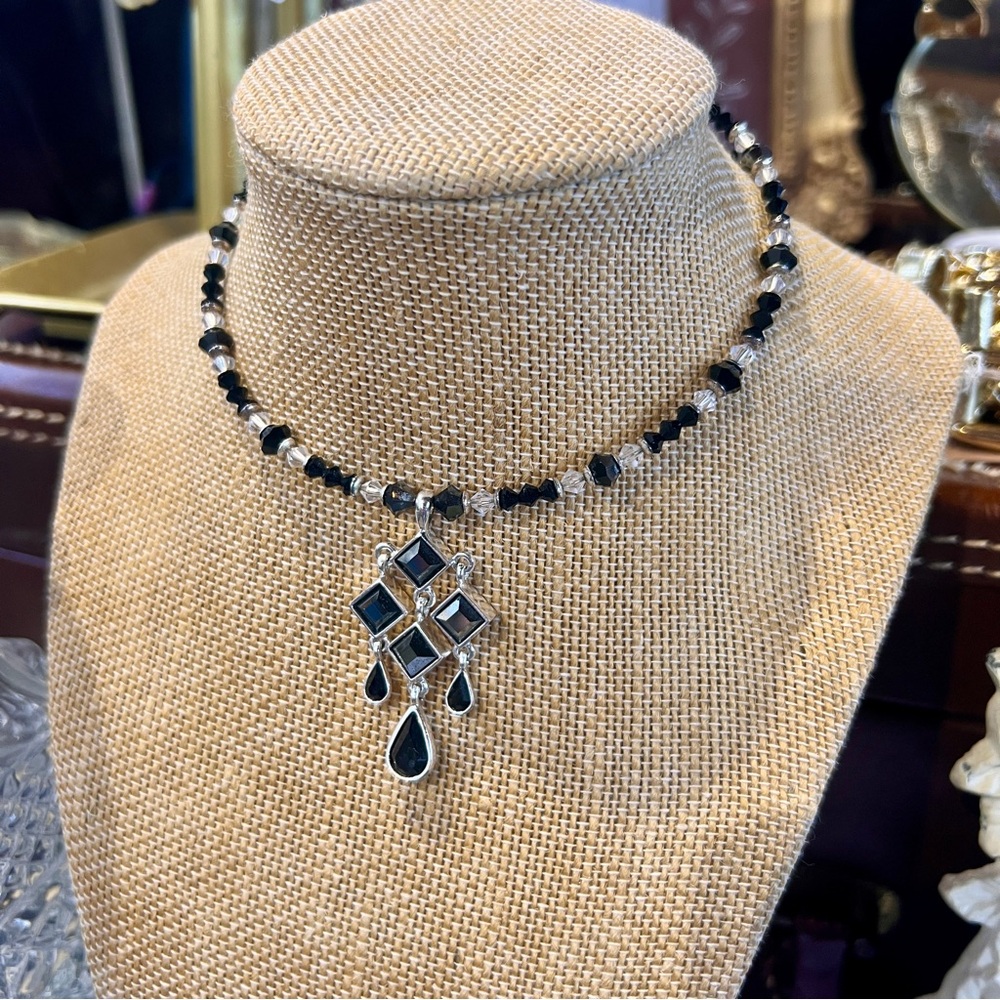 🐦‍🔥2 for $20🐦‍🔥 90’s black beaded choker with silver & black teardrop pendant